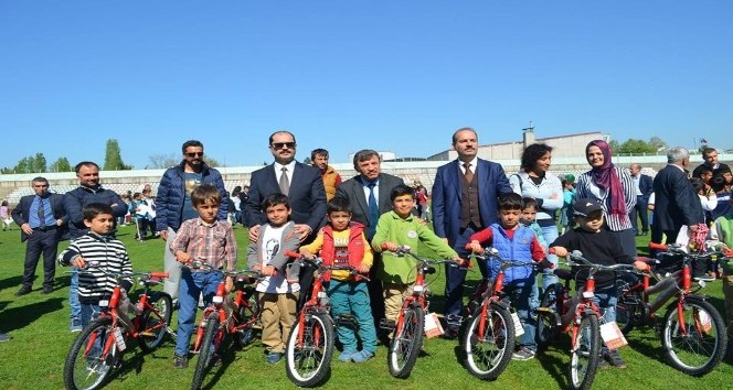 Yalova’da öğrencilere bisiklet dağıtıldı