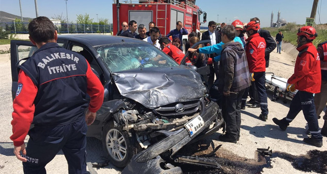 Balıkesir&#039;de trafik kazası: 3 yaralı