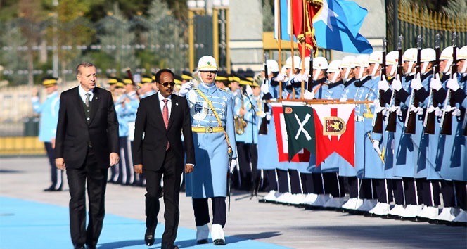 Erdoğan Somalili mevkidaşını resmi törenle karşıladı