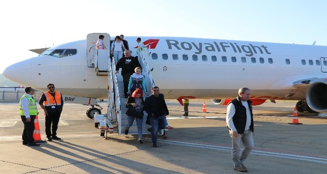 Rusya’dan Gazipaşa Havalimanına ilk charter uçağı 189 yolcuyla indi