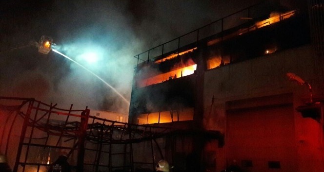 Sancaktepe’de çıkan yangında fabrika alev alev  yandı