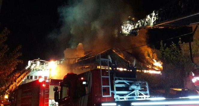 Sancaktepe’de çıkan yangında fabrika alev alev yandı