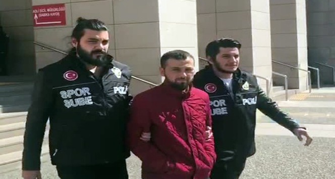 Fenerbahçeli kaleci Volkan Demirel’e cep telefonu atan taraftar yakalandı