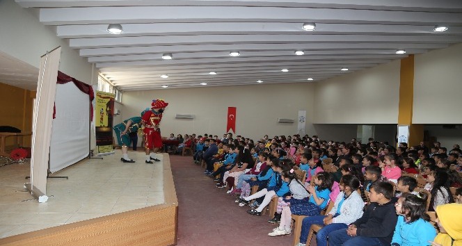 Efeler Belediyesi Karagöz ve Hacivat’ı öğrencilerle buluşurdu