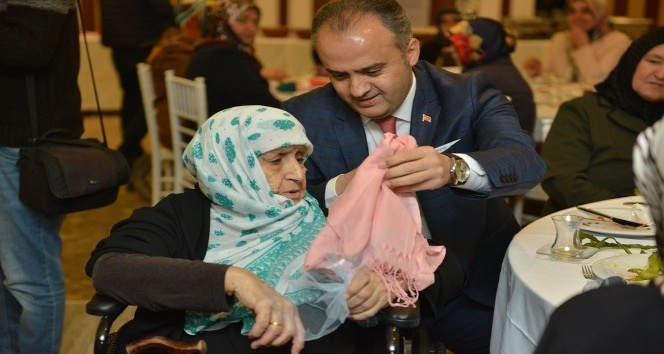 İnegöl Belediye Başkanı Alinur Aktaş annesinin cenazesini kendisi kıldırdı