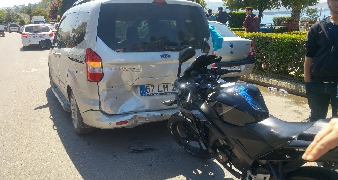 Park halindeki kamyonete çarpan motosikletteki 2 kişi yaralandı