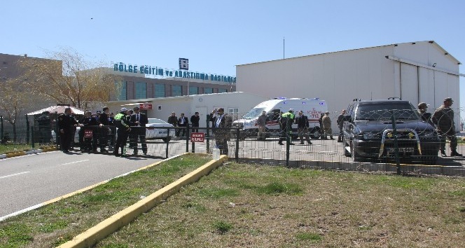 Erzurum Valisi Azizoğlu, yaralı teğmeni hastanede ziyaret etti