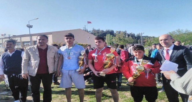 Aba Güreşi Türkiye Şampiyonasına Darendeli güreşçiler damgasını vurdu
