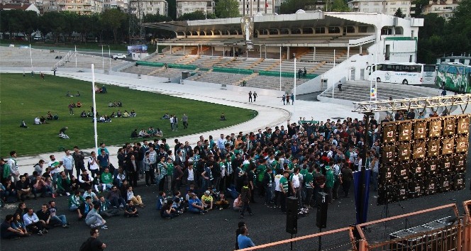 Bursasporlu taraftarlar, seyircisiz maçı dev ekranda izledi