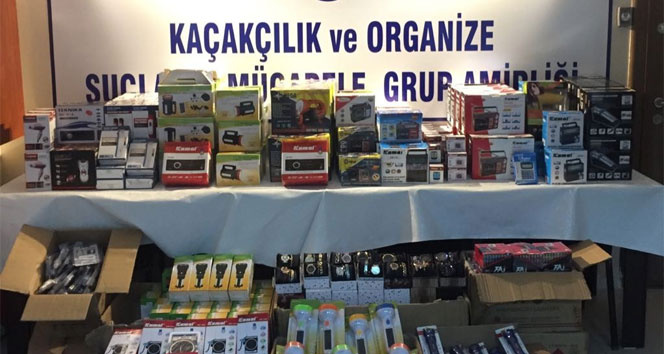 İzmir’de kamyonet içerisinde gümrük kaçağı eşyalar yakalandı