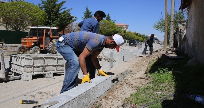 Karaman Belediyesi kaldırım ve asfalt çalışmalarını sürdürüyor