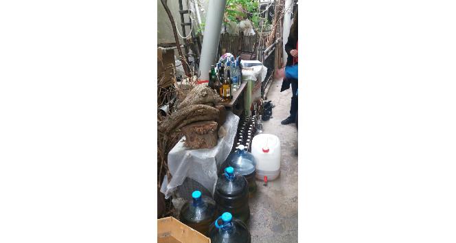 İzmir’de 88 şişe kaçak, 250 litre sahte içki ele geçirildi