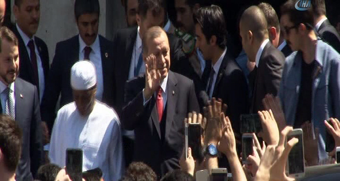 Cumhurbaşkanı Erdoğan cuma namazını Bezmialem Valide Sultan Camii&#039;nde kıldı