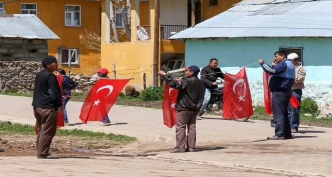 Türk Bayraklarıyla şehit için asıldı