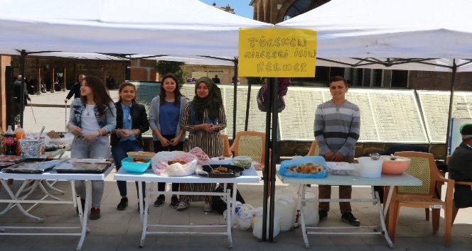 Yozgat’ta öğrenciler Türkmen aileler için kermes düzenledi