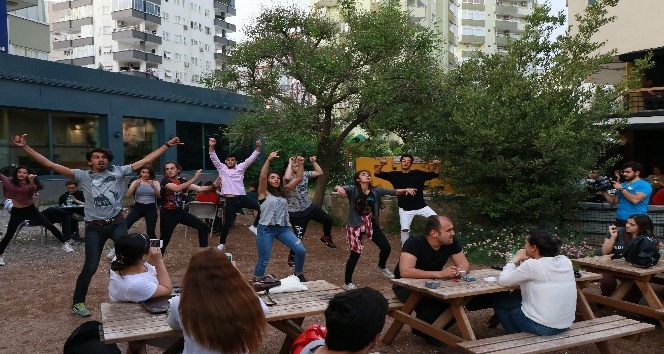 Adana’da cafe ve caddelerde Dünya Dans Günü etkinliği