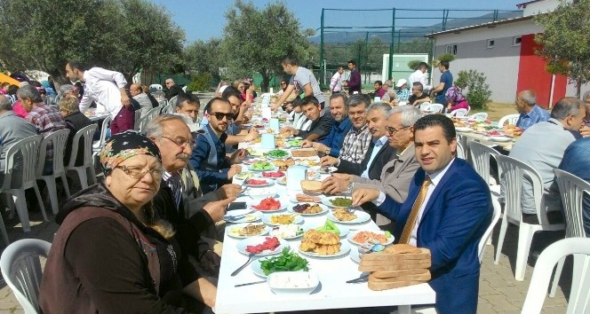 Edremit’te AK Partililer kahvaltıda bir araya geldi
