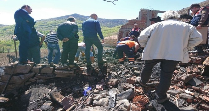 Alevlerin arasında kalan kadının cesedi bulunamadı