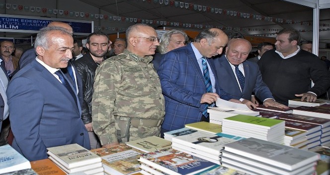 Rektör Çomaklı, Erzurum Kitap Fuarı’nın açılışına katıldı