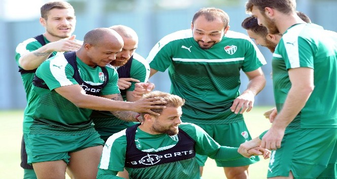 Bursasporlu oyuncular el topu oynadı