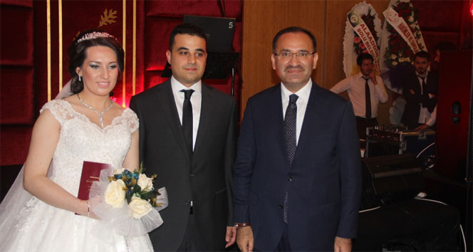 Evlilik cüzdanlarını Adalet Bakanı Bozdağ verdi