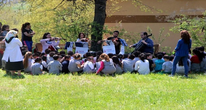 (Özel Haber) Dağda orkestra kurup köy çocuklarına konser verdiler