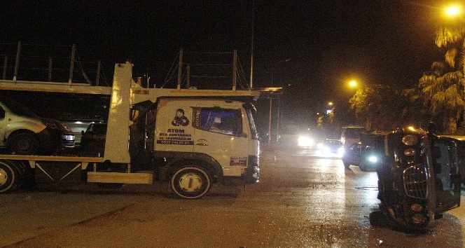 Antalya’da akıl almaz kaza: Minibüsün üzerine otomobil düştü