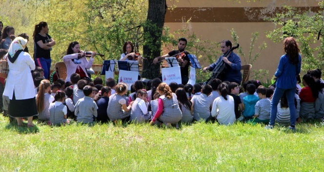 Dağda orkestra kurup köy çocuklarına konser verdiler