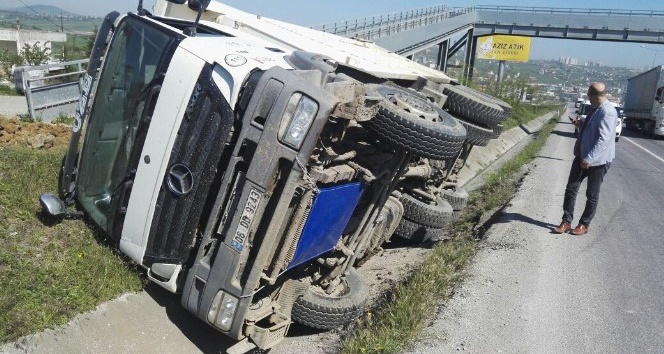 Samsun’da kamyon devrildi: 1 yaralı