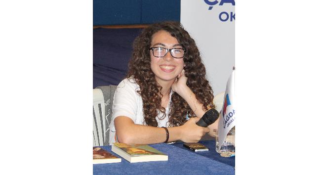 Eskişehirli genç yazar İstanbul’da kitaplarını imzaladı