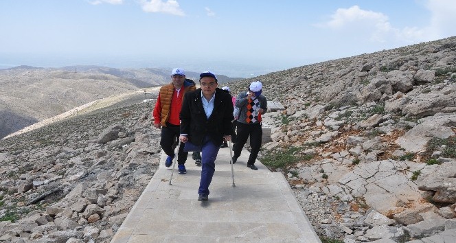 Engelliler Nemrut Dağına zorlu tırmanış gerçekleştirdi