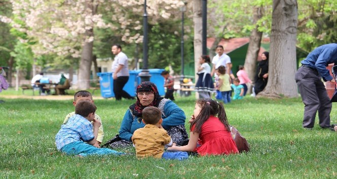 Sıcak havayı fırsat bilen Gaziantepliler parklara koştu