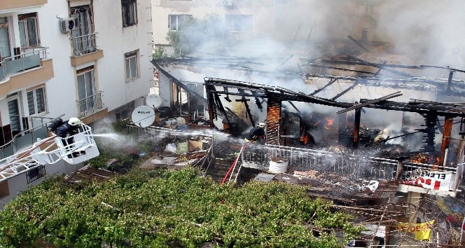 Çocukların sokakta yaktığı ateş 6 kişilik aileyi yok ediyordu