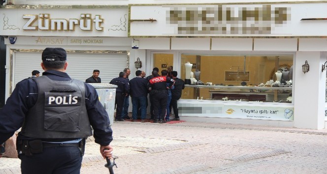 Alacağını tahsil etmek için kuyumcuyu bastı