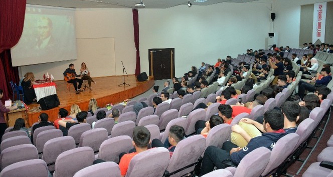 Öğrenciler İngilizce karaoke yarışmasında performanslarını sergiledi