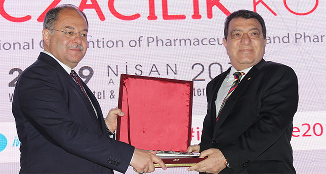 Ecz. Berat Beran'a Sağlık Bakanından teşekkür plaketi