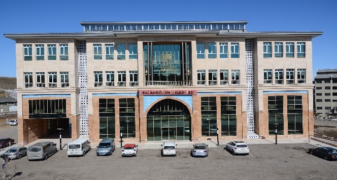 Palandöken Belediyesi yeni hizmet binasında iş başı yaptı