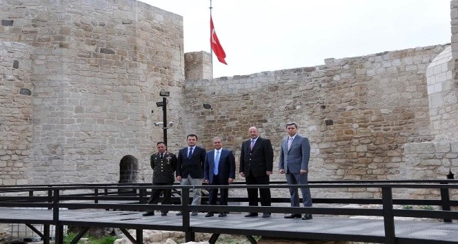 Vali Tapsız, Karaman Kalesinde incelemelerde bulundu