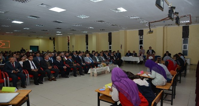 Vali Necati Şentürk öğrencilerle buluştu