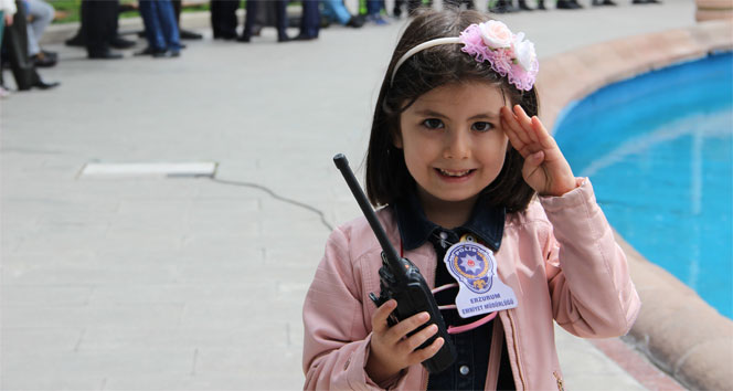 7 yaşındaki trafik polisi, hatalı sürücüleri affetmedi