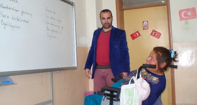 Engelli kadın ilkokul öğrencileriyle okumayı öğrendi
