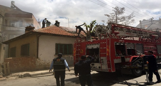 Karaman’da Afgan ailenin kaldığı evin çatısı yandı