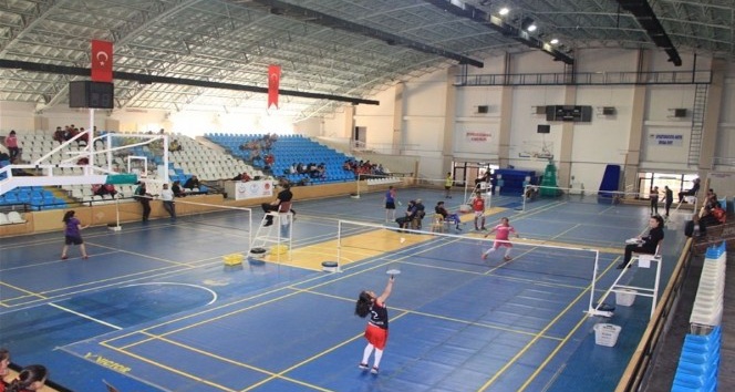 Yıldızlar badminton grup müsabakaları başladı