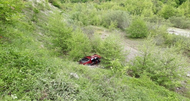 Sinop’ta pikap uçuruma yuvarlandı: 3 yaralı