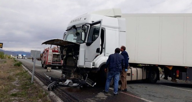 Erzincan da trafik kazası; 2 ölü, 3 yaralı