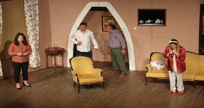 Akçaabat Belediye tiyatrosu Giresun’da sahne aldı