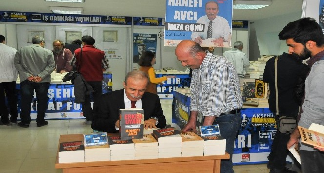 Yazarlar Akşehir Kitap Fuarı’nda kitaplarını imzaladı