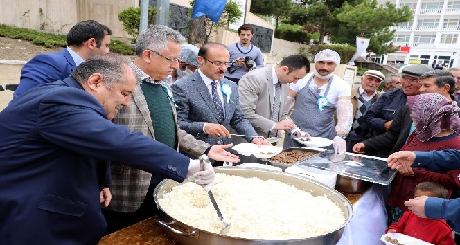 Yozgat’ta vatandaşlara vakıf yemeği dağıtıldı