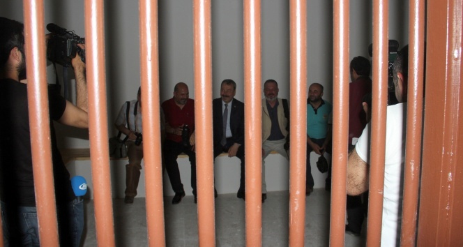 Emniyet müdürü gazetecileri nezarete attı