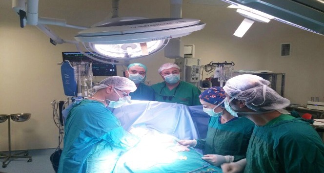 Doktorlar 15 saatte 3 kalp ameliyatı yaptı